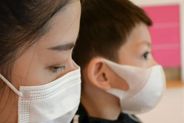 Mulher Mãe Filho Usam Máscara Facial Higiênica Proteção Contra Doença — Fotografia de Stock