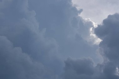 dramatik karamsar gökyüzü üzerinde ağır fırtına bulutu