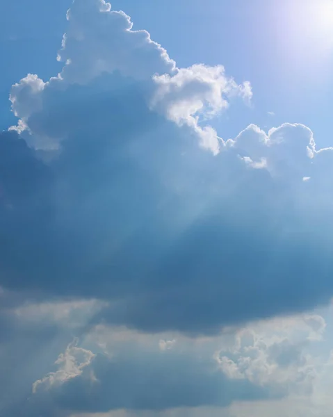 Berrak Mavi Gökyüzü Arka Plan Üzerinde Bulut Ile Güneş Işığı — Stok fotoğraf