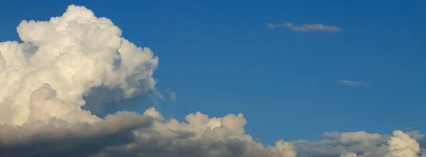 Imagen Panorámica Nube Blanca Esponjosa Sobre Fondo Cielo Azul Claro — Foto de Stock