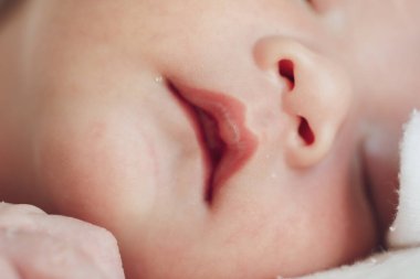 Ağzını ve burnunu kapat yeni doğan bebek yumuşaklığı hassas cilt