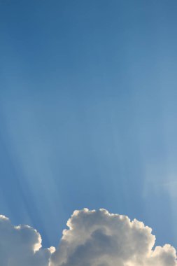 berrak mavi gökyüzü arka plan üzerinde bulut ile güneş ışığı parlaklık