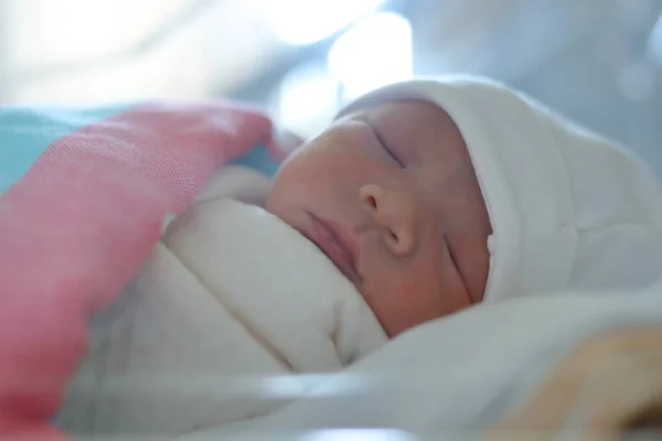 Bonito Bebê Recém Nascido Dormindo Doce Sonho Cobertor Macio — Fotografia de Stock