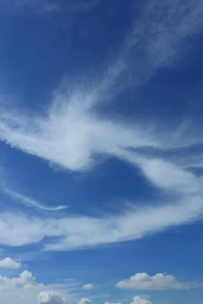Nube Blanca Esponjosa Que Mueve Por Encima Del Cielo Azul — Foto de Stock