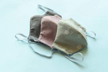 Moda kumaşından yapılmış el yapımı koruyucu maske.