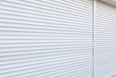 Modern evdeki beyaz paten kepenkleri kapalı.