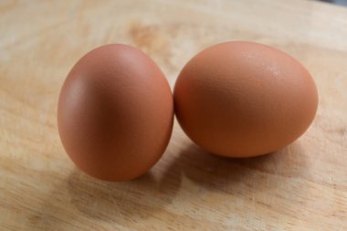 Mutfaktaki tahta kesme tahtasına konmuş tavuk yumurtası.
