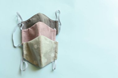 Moda kumaşından yapılmış el yapımı koruyucu maske.