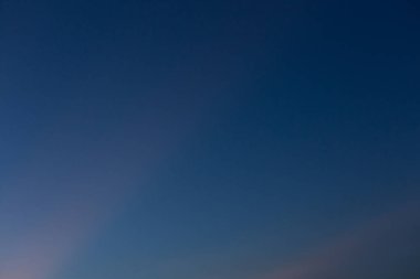 açık alacakaranlık gökyüzü arka plan üzerinde sunray