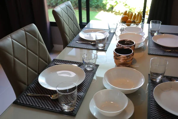 Geschirr Sets Arrangieren Auf Dem Frühstückstisch Morgen Esszimmer Des Modernen — Stockfoto