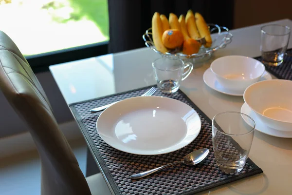 Geschirr Sets Arrangieren Auf Dem Frühstückstisch Morgen Esszimmer Des Modernen — Stockfoto