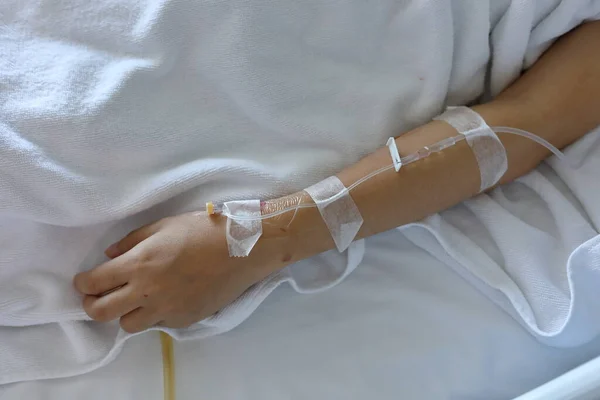 Infusion Intravenöse Injektion Von Krankheitspatienten Auf Dem Bett Liegend — Stockfoto
