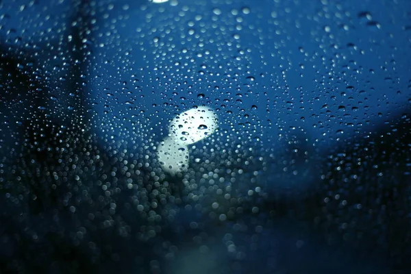 Gota Lluvia Agua Ventana Cristal Con Luz Calle Borrosa Fondo — Foto de Stock