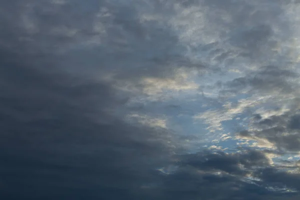 Monção Tempo Dramático Mal Humorado Chuva Tempestade Céu Com Luz — Fotografia de Stock