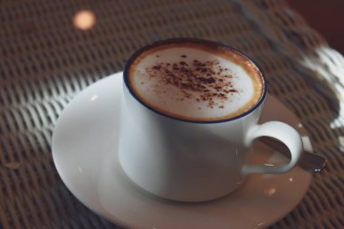 Sabahları sıcak kapuçino içerim.