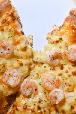 İtalyan peyniriyle ananas ve karides soslu deniz ürünü.