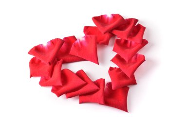 Beyaz arka planda yalıtılmış gül yaprağı şeklinde kırmızı kalp resmi romantik aşk sembolü