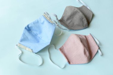 Moda kumaşından yapılmış el yapımı koruyucu maske.