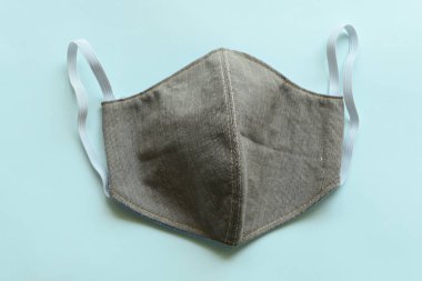 Moda kumaşından yapılmış el yapımı koruyucu maske.