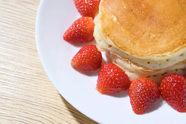 Pfannkuchen Und Erdbeerfrüchte Süßes Dessert Hausgemachte Speisen — Stockfoto