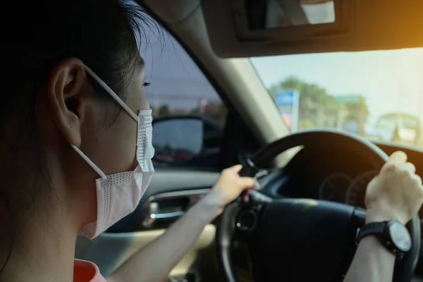 Vrouw Met Medisch Masker Rijden Auto — Stockfoto