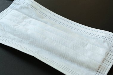 Siyah arka planda tıbbi yüz maskesi