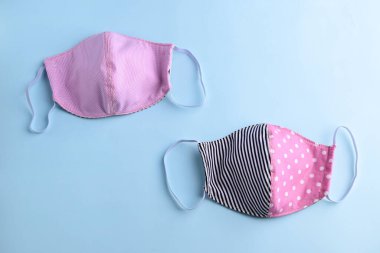 düz dizayn siyah ve pembe renkli moda yüz maskesi kumaştan el yapımı mavi arka plan