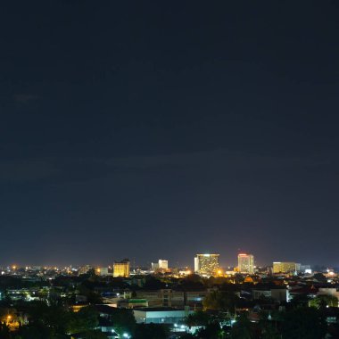 güzel manzara şehir gece dramatik moody karanlık gökyüzü, bakış gece hayatı cityscape şehir ışık ile