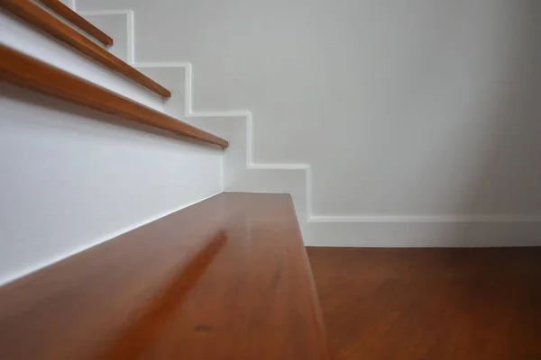 Kahverengi Ahşap Merdiven Beyaz Duvar — Stok fotoğraf