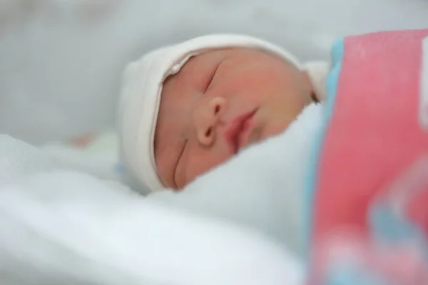 Bonito Bebê Recém Nascido Dormindo Doce Sonho Cobertor Macio — Fotografia de Stock