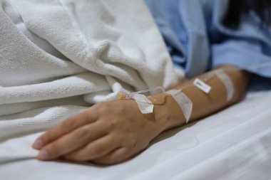 Hasta hastalığının damardan enjeksiyonu yatakta yatıyor.