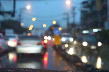 Gece yolundaki trafik sıkışıklığı, fırtınalı hava şartları, kötü manzaranın dışında yağmur damlalarıyla cadde kasabasında araba sürüşü.