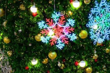 Güzel kar tanesi öncülüğünde ve noel ağacı süslemesinde hafif top süslemesi