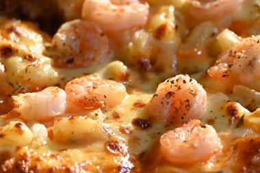 İtalyan peyniriyle ananas ve karides soslu deniz ürünü.