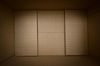 Kahverengi kutunun içinde boş kağıt paketi paketi paketler