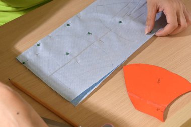 İnsanlar koruyucu maske örüyordu.