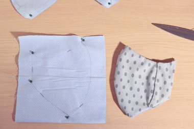 Kumaştan yapılmış yüz koruyucu maske düzeni