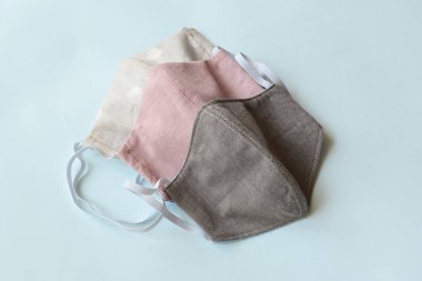 Moda kumaşından yapılmış el yapımı koruyucu maske.