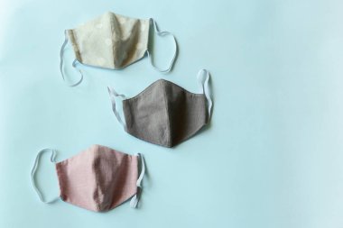 Moda kumaşından yapılmış el yapımı koruyucu maske.