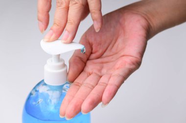 İnsanlar sağlıklı bir şekilde ellerini sıvı alkol jeli ile yıkıyor. Coronavirüsü tıbbi olarak önlüyorlar.
