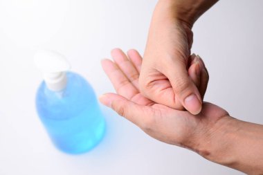 İnsanlar sağlıklı bir şekilde ellerini sıvı alkol jeli ile yıkıyor. Coronavirüsü tıbbi olarak önlüyorlar.