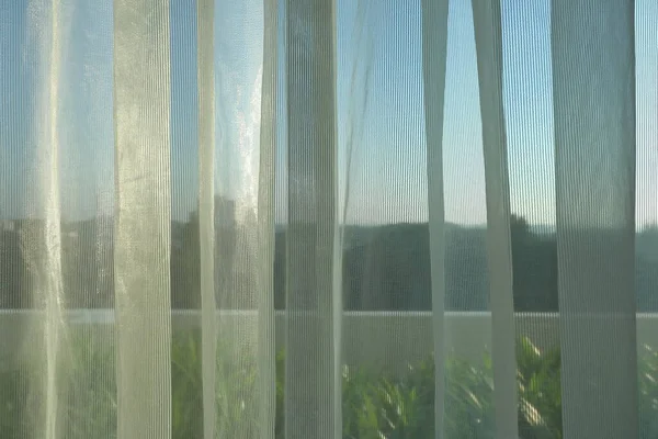 Pencerede Beyaz Perde Ile Sabah Güneş Işığı — Stok fotoğraf