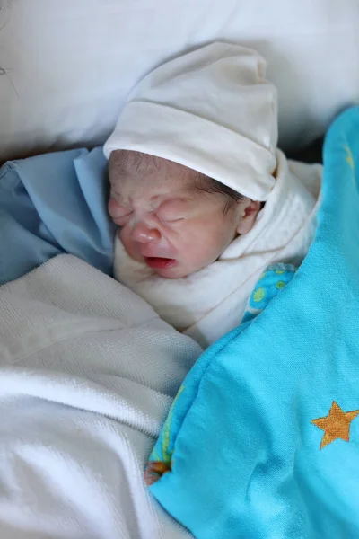 Bayi Asia Yang Lucu Dan Baru Lahir Menangis — Stok Foto