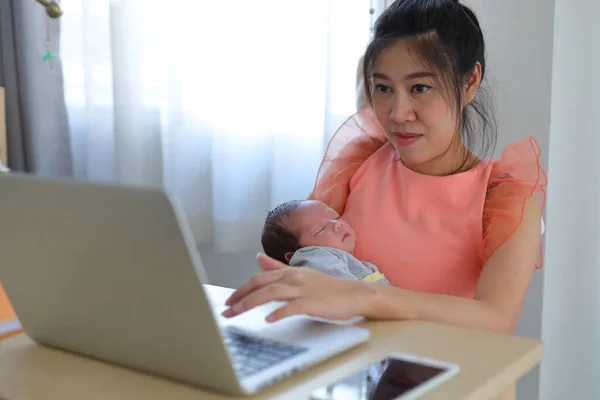 Madre Crianza Bebé Recién Nacido Durmiendo Oficina Casa Mujer Negocios — Foto de Stock