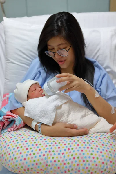 Madre Crianza Mamá Usando Biberón Amamantando Para Bebé Recién Nacido — Foto de Stock