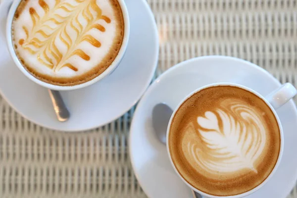 Caffè Macchiato Caramello Caldo Caffelatte Messo Sul Tavolo Nel Caffè — Foto Stock