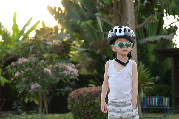 Милый Ребенок Носить Солнцезащитные Очки Спортивный Шлем Играть Велосипеде Упражнения — стоковое фото