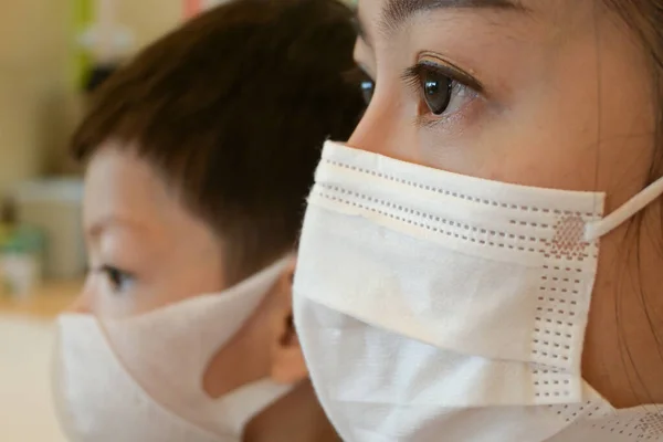Mujer Madre Hijo Usan Máscara Facial Higiénica Protección Contra Infección —  Fotos de Stock