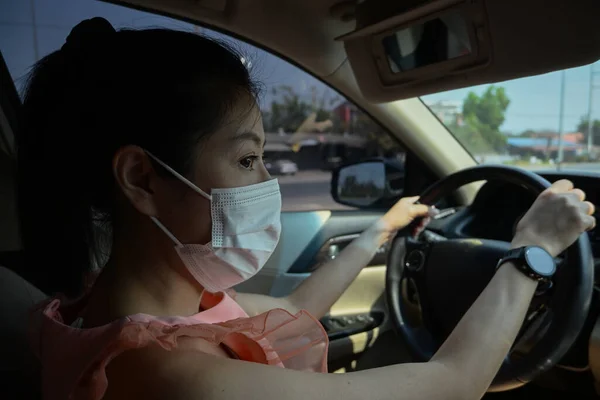 Vrouw Met Medisch Masker Rijden Auto — Stockfoto