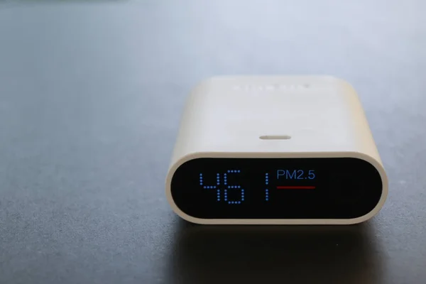 空气尘埃粒子Pm2 5传感器设备 图像高污染概念 — 图库照片